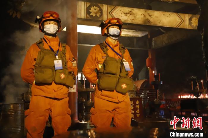 消防救援人員擔負景區(qū)執(zhí)勤任務?！￡惷鹘?攝