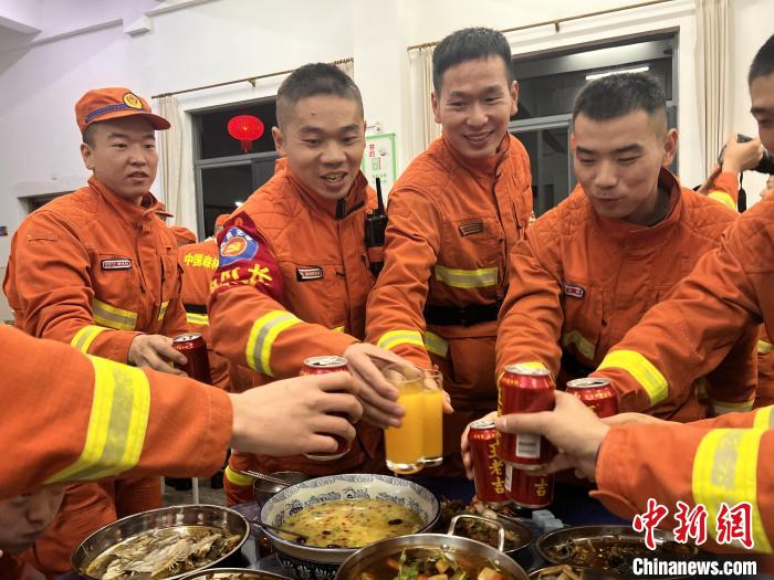 消防救援人員春節(jié)聚餐?！￡惷鹘?攝