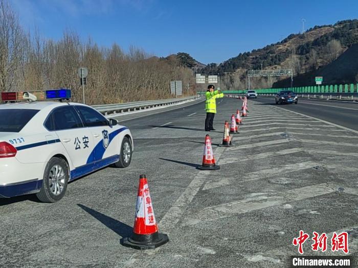 山西高速交警在滄榆高速五臺山景區(qū)收費(fèi)站主線路面實施車輛分流?！∩轿鞲咚俳痪?攝