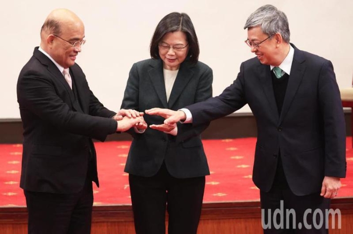 蔡英文總統(tǒng)（中）宣布內(nèi)閣改組，昨（27）天牽著行政院長蘇貞昌（左）與準(zhǔn)閣揆前副總統(tǒng)陳建仁（右）的手一起合影。記者潘俊宏／攝影 蔡晉宇
