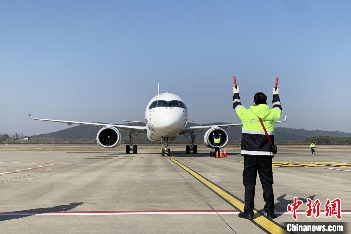 1月28日，中國東航全球首架C919國產(chǎn)大飛機(jī)執(zhí)行MU7817次航班平穩(wěn)落地南昌昌北國際機(jī)場。　東航江西分公司 供圖