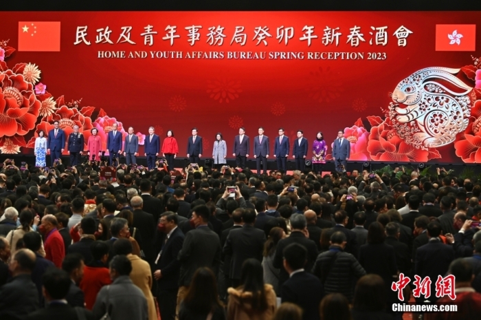 1月27日下午，香港特區(qū)政府民政及青年事務(wù)局舉辦癸卯年新春酒會(huì)，與香港各區(qū)青年同賀新春。圖為香港特區(qū)行政長官李家超(右八)等出席新春酒會(huì)。 <a target='_blank' href='/'>中新社</a>記者 李志華 攝
