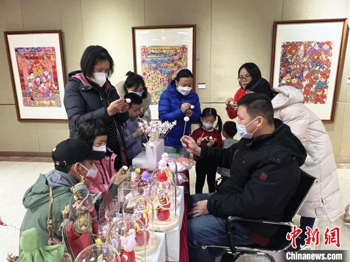 山東省文化館邀請非遺傳承人現(xiàn)場展演展示。