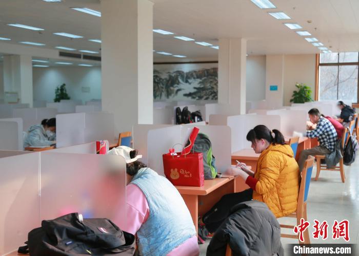 眾多學(xué)生、上班族利用假期空閑時間到山東省圖書館充電學(xué)習(xí)。　華天舒 攝