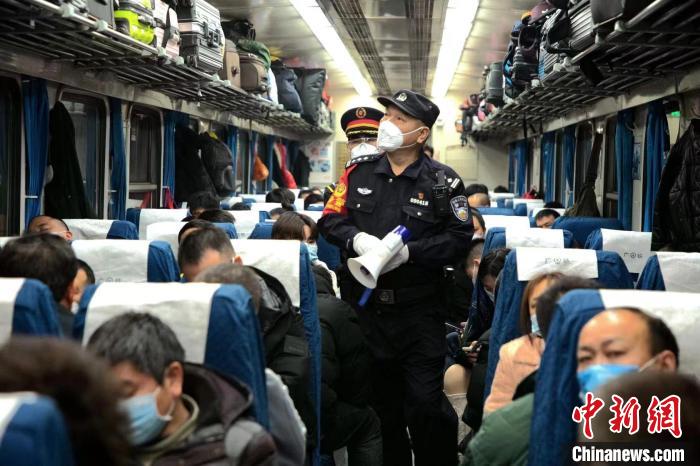 乘警“老譚”值乘最后一趟列車(chē)：有開(kāi)心，更有不舍