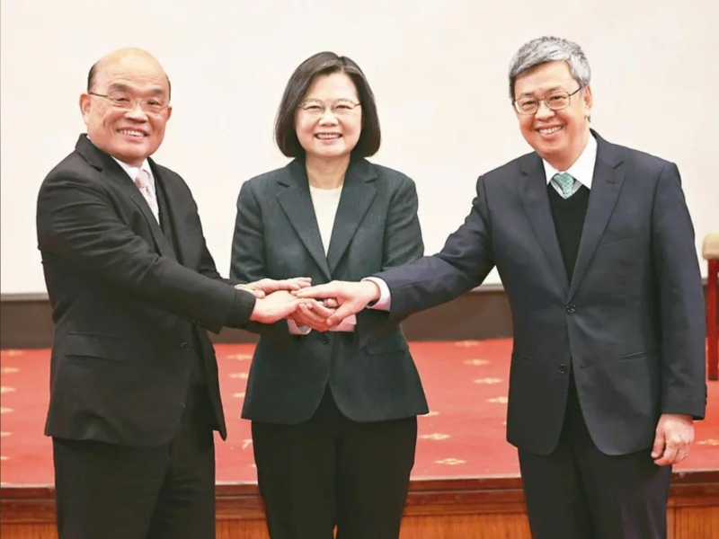 蔡英文總統(tǒng)（中）昨天與將卸任的行政院長(zhǎng)蘇貞昌（左）與準(zhǔn)閣揆前副總統(tǒng)陳建仁合影。記者潘俊宏／攝影