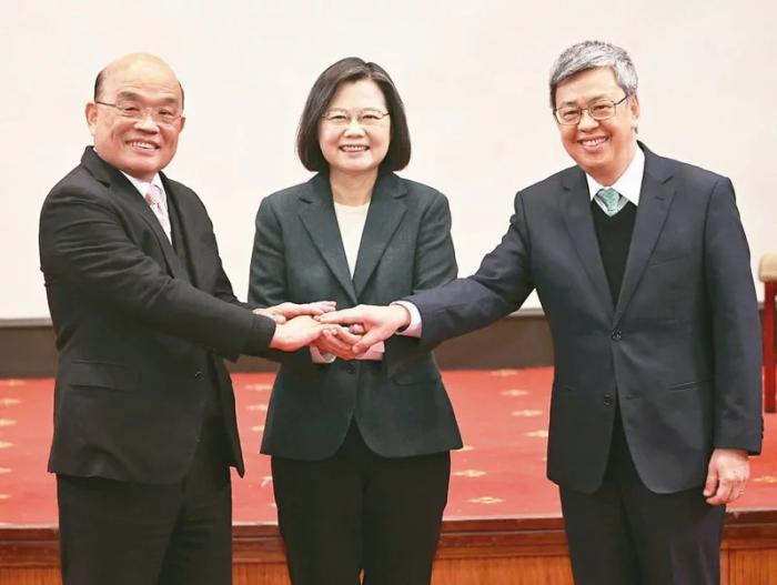蔡英文(中)與蘇貞昌(左)及陳建仁合影。圖片來源：臺灣聯(lián)合新聞網(wǎng) 潘俊宏 攝.jpg