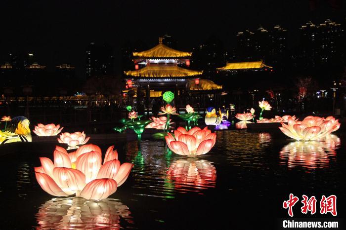 圖為春節(jié)期間，在西安大唐芙蓉園舉行的新春燈會(huì)。　張一辰 攝