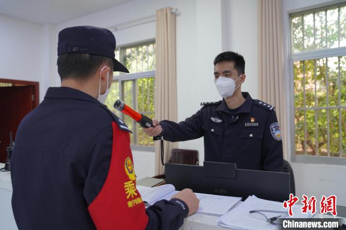 探訪南寧乘警支隊綜合調(diào)度室：方寸間守護“鋼鐵龍群”