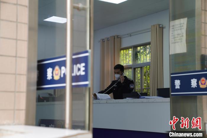 圖為南寧鐵路公安處南寧乘警支隊綜合調(diào)度室?！⊥鯓s鑫 攝