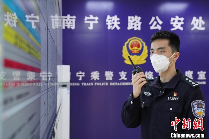 圖為民警黃昊正在用對講機進行點名調(diào)度?！⊥鯓s鑫 攝