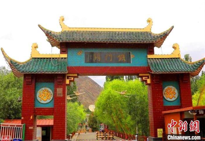 鐵門關(guān)景區(qū)?！∈酚窠?攝