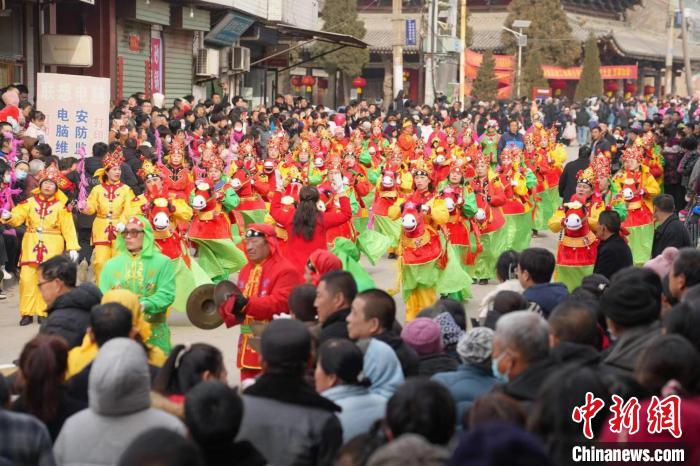 風(fēng)行于山西的傳統(tǒng)民俗活動(dòng)“跑竹馬”?！∥淇〗?攝