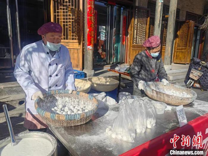 傳統(tǒng)的制法，地道的口味，手工元宵現(xiàn)做現(xiàn)賣，口感新鮮，為民眾的年味增加甜蜜?！№n俊媛 攝