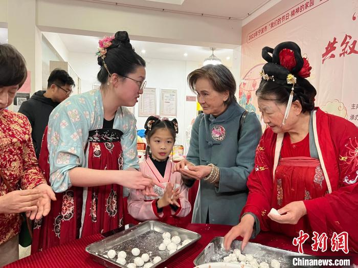 在甬臺(tái)胞制作湯圓。　徐鑫供圖