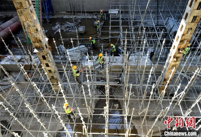 1月29日，福建福州，中鐵工人在濱?？炀€施工工地作業(yè)。