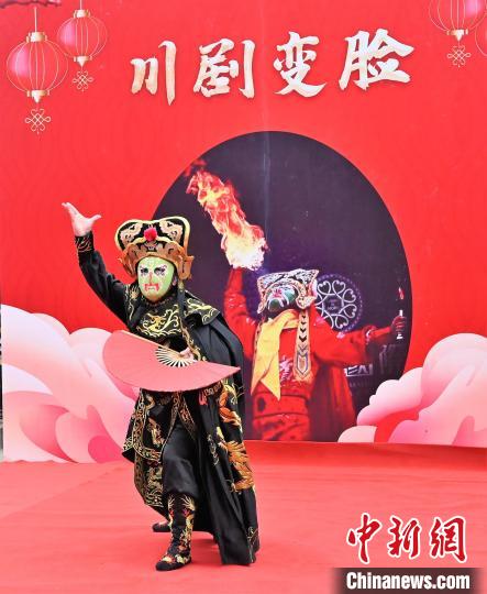 川劇變臉。　 周桂婷 攝
