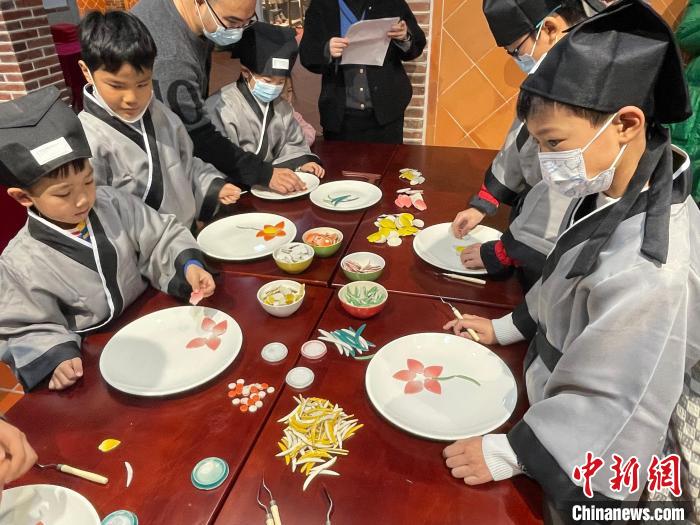 現(xiàn)場制作剪瓷雕?！「＝ㄊ」咆任幕芯繒﹫D