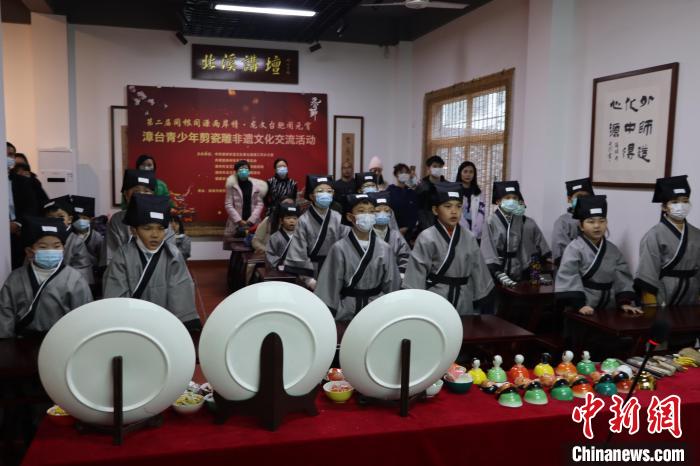 漳臺青少年們認真聆聽剪瓷雕歷史文化背景?！「＝ㄊ」咆任幕芯繒﹫D