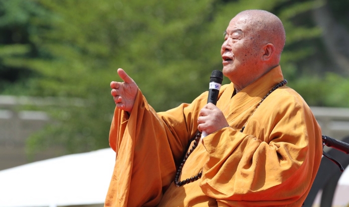 佛光山創(chuàng)辦人星雲(yún)法師昨天下午離世，享耆壽97歲。圖為2018年，星雲(yún)大師公開向信眾開示。(資料照／佛光山提供)