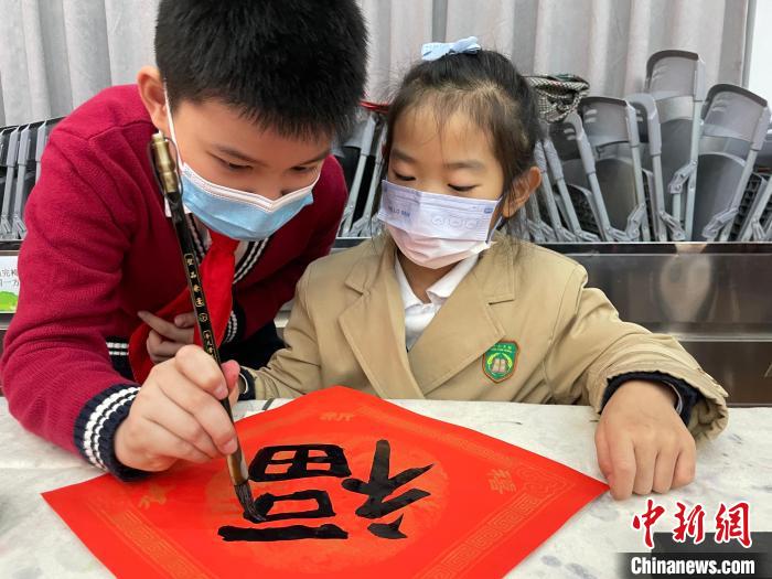 廣州港澳子弟班開學(xué)：期待加大與港澳“姊妹學(xué)校”來往