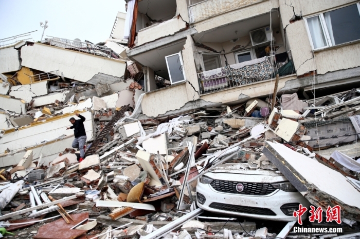 當(dāng)?shù)貢r(shí)間6日，土耳其發(fā)生7.8級(jí)地震，圖為土耳其哈塔伊，倒塌的建筑物與受損車輛。圖/視覺中國(guó)