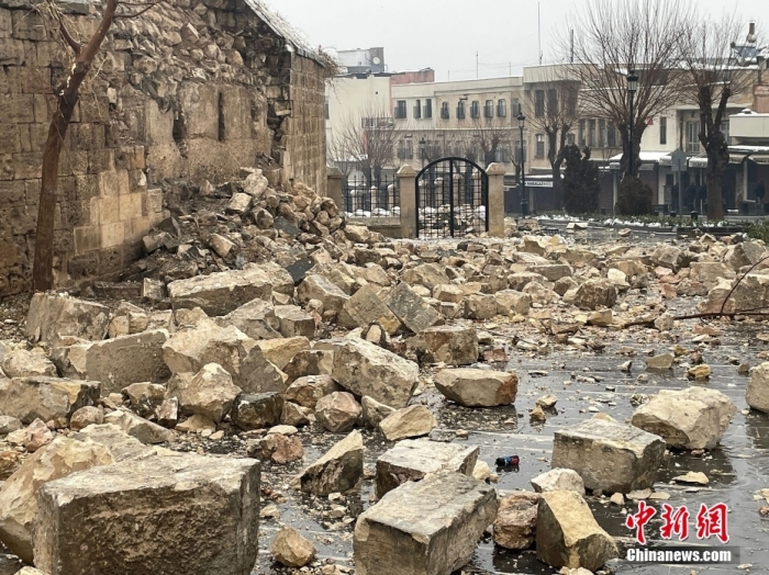 圖為土耳其加濟(jì)安泰普城堡，墻壁在地震中變成一地碎磚。該古堡有數(shù)千年歷史，最早建于公元2至4世紀(jì)的羅馬時(shí)期，當(dāng)時(shí)是一座瞭望塔。圖/視覺中國(guó)
