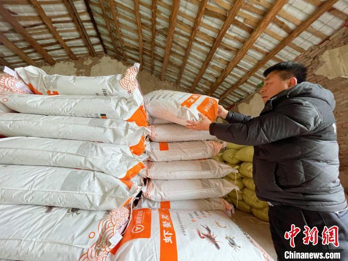 種植大戶何新華拿到貸款購買了大批農(nóng)資、農(nóng)具。　宋梅 攝