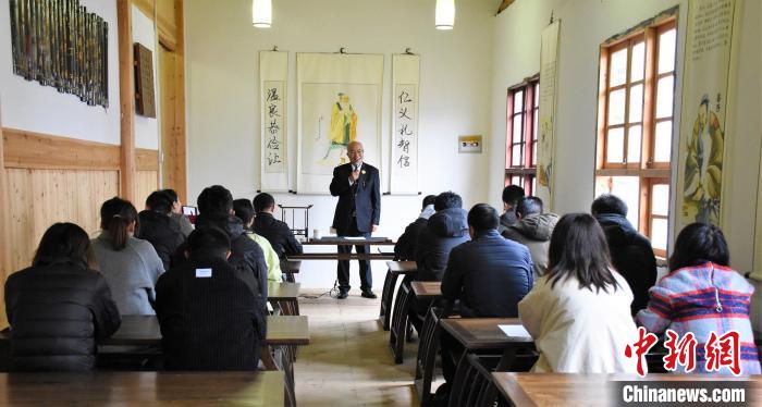 臺灣游氏宗親、世界游氏宗親聯誼會會長游岳勛以“幸福生命美學”為主題開中華傳統(tǒng)文化講座。　游愛芳 攝