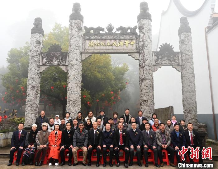 參加活動的兩岸人士合影留念。