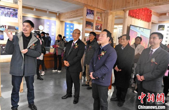 嘉賓參觀游仙姑民俗文化暨對臺交流成果展示館。