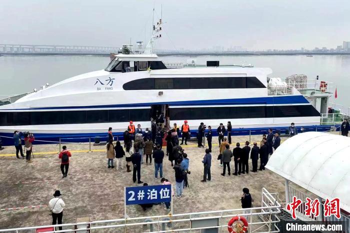 泉金客運(yùn)航線恢復(fù)通航的首批乘客登船?！∪?攝