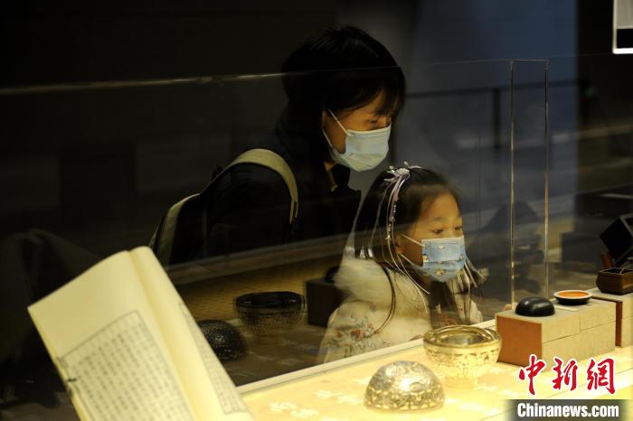 圖為市民與孩童觀賞展品。　高鋮 攝
