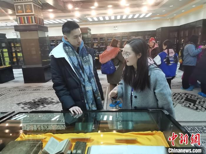 圖為冬令營期間，徐澤中(左一)正在內(nèi)蒙古大學(xué)與學(xué)生交流?！「笛碰?攝