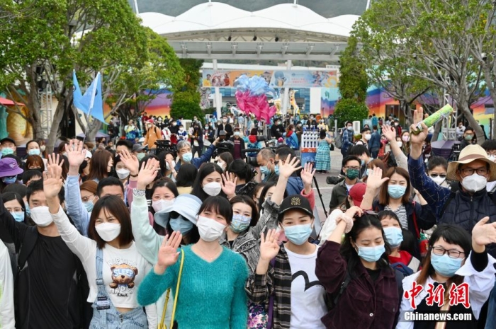 資料圖：圖為內(nèi)地旅行團(tuán)高興揮手前來(lái)香港海洋公園游玩。李志華 攝