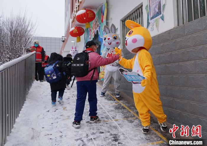 圖為昆侖路小學(xué)學(xué)生與“歡迎兔”互動(dòng)?！●R銘言 攝