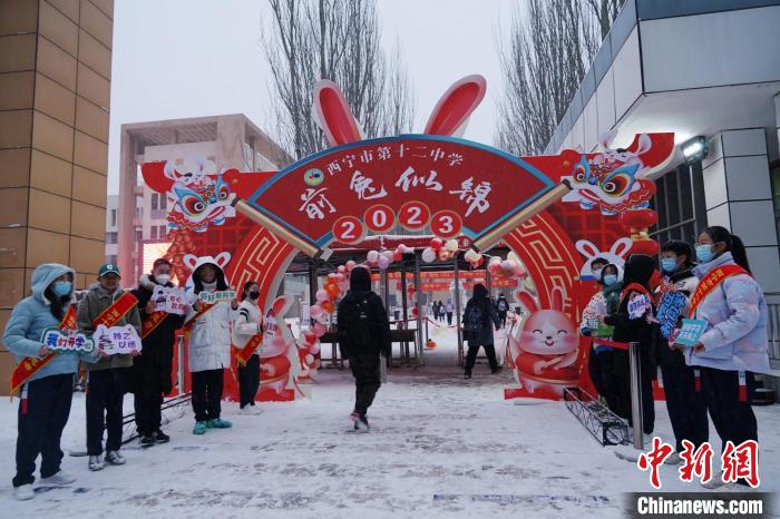 圖為中學(xué)生開(kāi)學(xué)入校。　馬銘言 攝