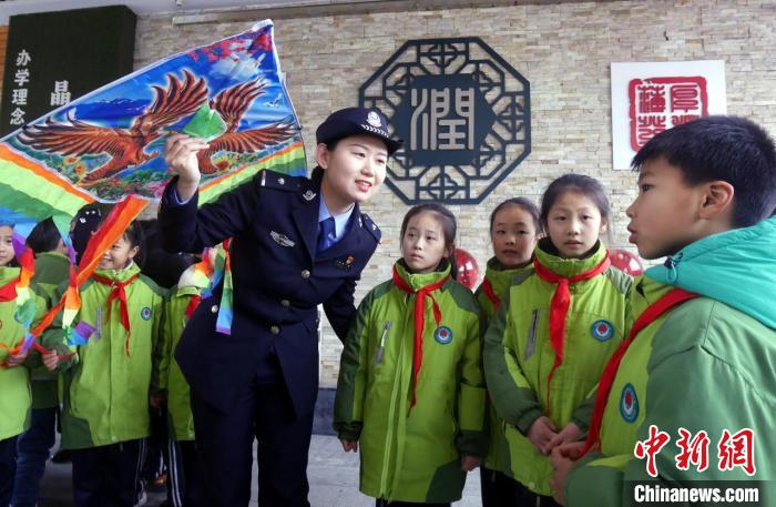 鐵路公安機關(guān)進(jìn)校園入教室，護(hù)航中小學(xué)生成長 公安部鐵路公安局供圖