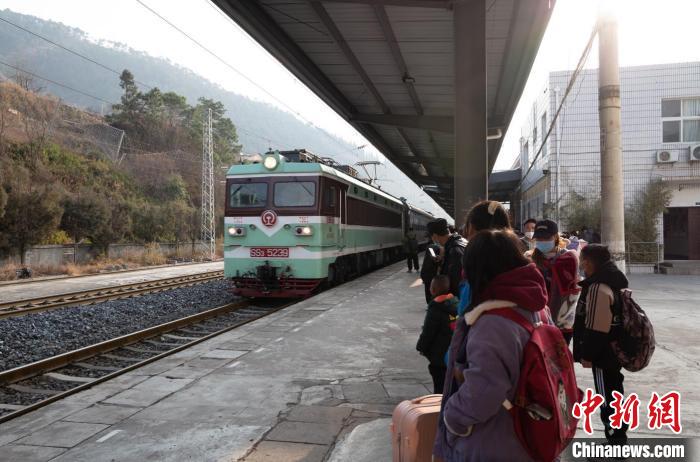 四川涼山：“慢火車(chē)”溫暖守護(hù)學(xué)子出行路
