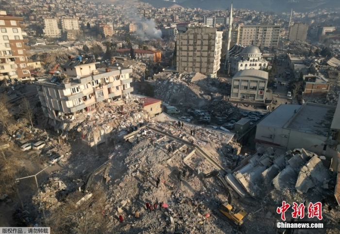 當(dāng)?shù)貢r(shí)間2月9日，土耳其卡赫拉曼馬拉什，航拍圖片顯示地震導(dǎo)致當(dāng)?shù)卮笈课菔軗p，很多建筑物已化作廢墟。