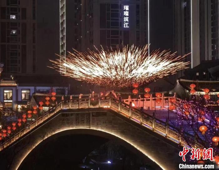 兩岸青年共賞“打鐵花”非遺表演。　龍文區(qū)臺(tái)聯(lián)供圖。