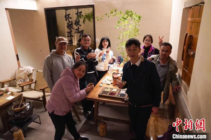 活動(dòng)中，兩岸青年歡聚一堂，圍爐煮茶?！↓埼膮^(qū)臺(tái)聯(lián)供圖。