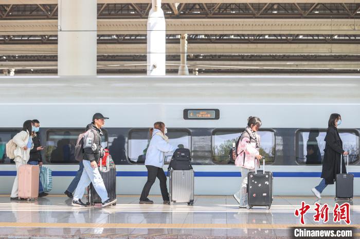 圖為江西南昌西站，旅客從站臺(tái)上走過。　劉力鑫 攝