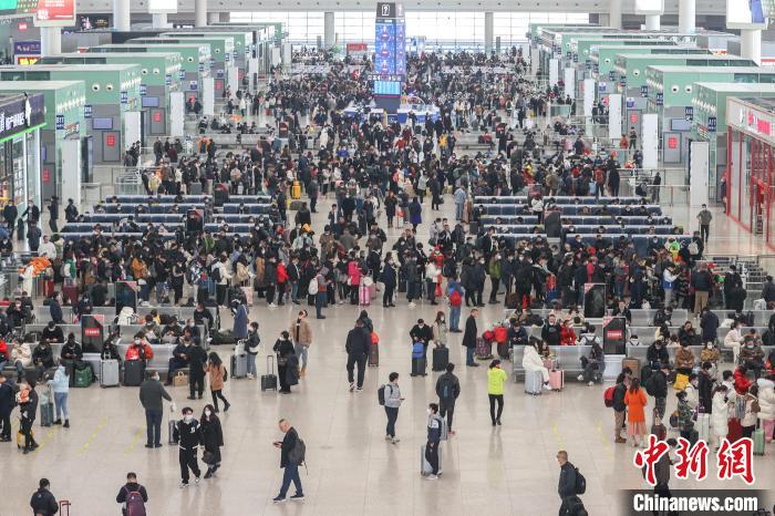 圖為江西南昌西站，不少旅客在候車大廳內(nèi)候車?！⒘?攝