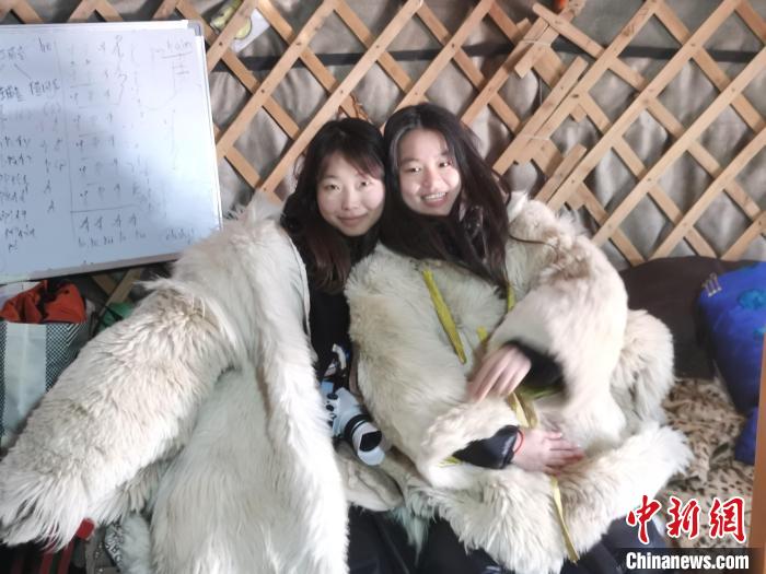 圖為臺灣青年在蒙古包內(nèi)穿蒙古族皮襖。　李愛平 攝