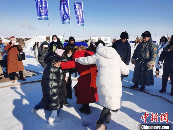 圖為臺灣青年體驗摔跤?！±類燮?攝