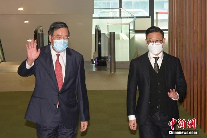 2月15日，香港特區(qū)政府律政司副司長張國鈞帶領(lǐng)特區(qū)政府官員出席立法會“前廳交流會”。圖為立法會主席梁君彥(左)和張國鈞(右)出席交流會。 <a target='_blank' href='/'>中新社</a>記者 陳永諾 攝 　