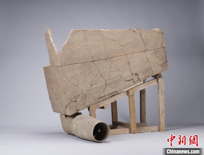 圖為三號建筑F2晚期陶便器與彎管組合情況?！“⒎繉m與上林苑考古隊供圖