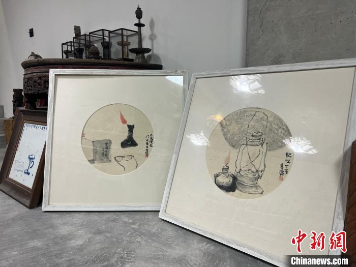 葛濤也以古燈為靈感，創(chuàng)作出了一幅幅以古燈為主題的畫作?！Μ|瑋 攝