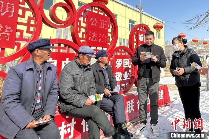 圖為宣講隊(duì)員給村民宣講中央一號(hào)文件?！′抑袇^(qū)田家寨正人民政府供圖